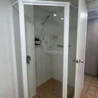 シャワーブースはアルミ枠で囲われています