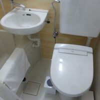 ユニットバス＆トイレルームは狭いです。