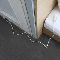 枕元コンセントがないので、延長コードが置いてありました。