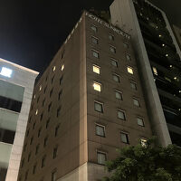 夜間は建物・ホテル表示も暗く、近づかないと分からないので注意