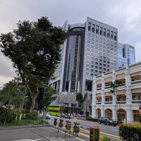 ラッフルズ・ホテルの隣