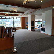 1階の広い窓の外には池が見える。