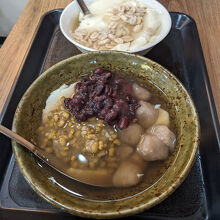 緑豆芋圓豆花に小豆トッピングと花生豆花です