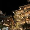 大きな木造