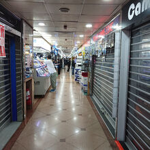 個人でやってるような小さな店が並びます