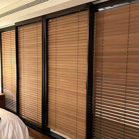 バスルームを使うときは扉を閉めて、ブラインドを下ろします