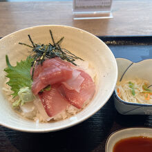 海鮮丼のネタはマグロ、スズキ、ワラサ、グレ、コブダイ