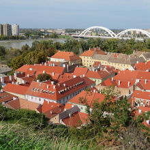 要塞の最上段から見下ろした要塞居住区。遠景はノヴィサド市街地