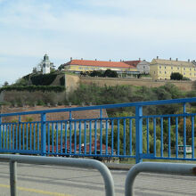 ノヴィサド市街地からヴァラディン橋を渡る時に見た要塞外観。