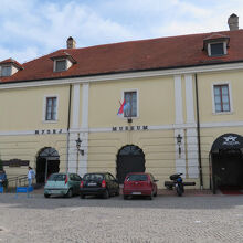 …博物館、それにお土産屋さんも有り。