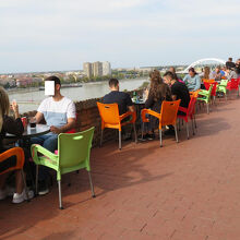 眺めのいい城壁沿いにはカフェも多数。