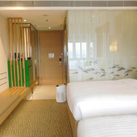 wベッド２台の部屋。広いです。左の長い棚が便利。