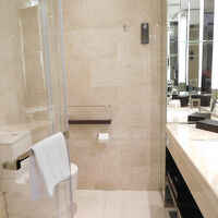 シャワーのみ。洗面台が広くて良い。きれいです。