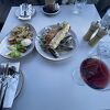 湖畔のテラスで食事