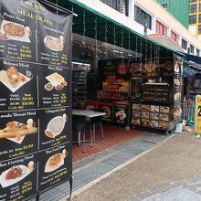 お店は小振りですが、メニュー垂れ幕が出ていてすぐ見つかります