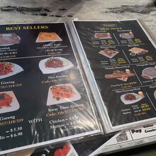 紙のメニューのほんの一部。画像付きで親切です。