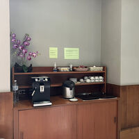 ロビーには自由に飲めるコーヒー・お茶や…