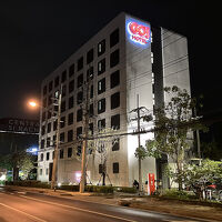 夜遅くの到着なので明かりは消えていますが、隣はセントラルです