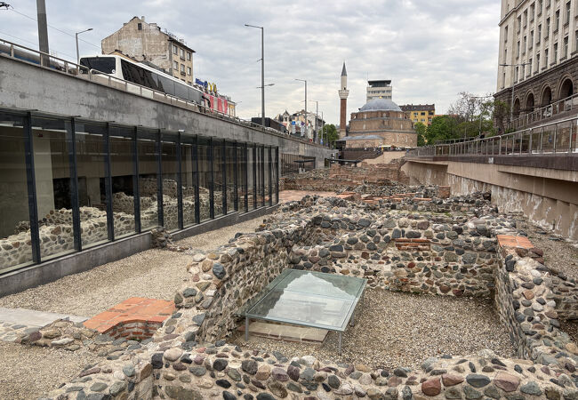 地下鉄の駅を出たら遺跡です。