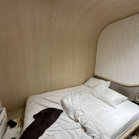 この独房みたいな部屋...いや、カプセル系か...