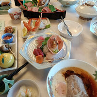 ボリュームたっぷりの食事　もう胃が痛い