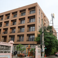 着いた～ここだ！　路地からみあげたところ