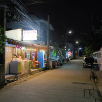 路地の様子　マッサージ屋さん　タイ食堂