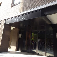 日本大通り下車４番出口のエレベーターは建物のすぐ脇です