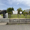 広い公園で、復元された建物、遺構などがあります
