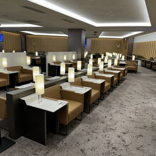 ラウンジ内は狭め