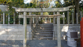 忠臣蔵の赤穂浪士の子孫が寄進したという鳥居