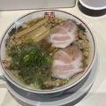 背脂が浮く熱々の醤油ラーメン