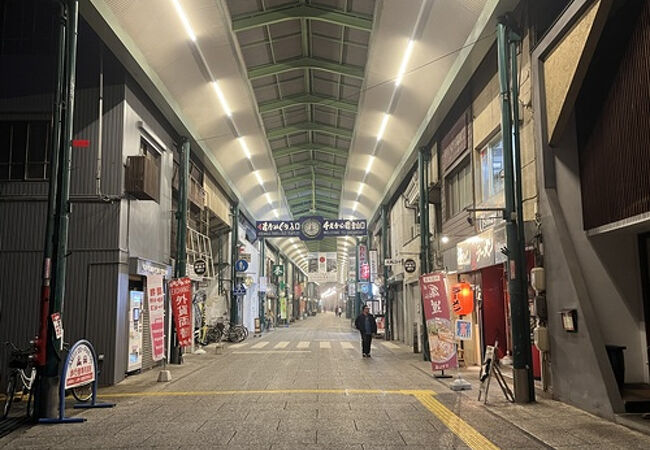 総延長が1.6kmのながーい商店街。旧西国街道。