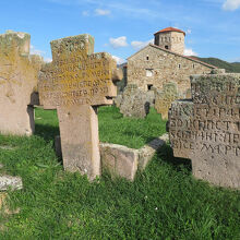 古い墓碑に囲まれたペテロとパウロの教会。