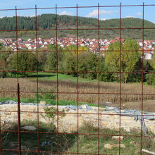 …以前は教会敷地を取り巻いていたらしき石垣が補修途中のよう。