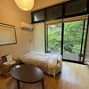 東京では珍しい、源泉掛け流しの日帰り温泉「瀬音の湯」に泊まれる設備充実のコテージ。広くて自然いっぱいでリフレッシュできます。