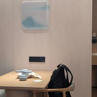 部屋は明るく、テーブルが広いため、机上の作業が捗る