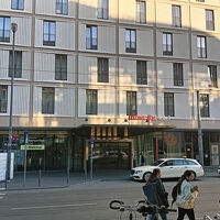 駅からすぐ前に見える