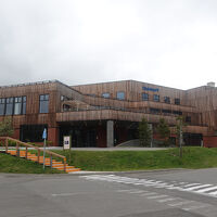 レストランなどのある建物。