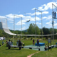 空中ブランコのセット。スタッフが付いてくれます。