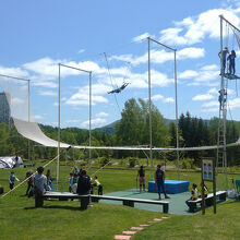 空中ブランコのセット。スタッフが付いてくれます。