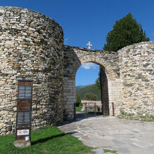 城壁と一体となって要塞化された修道院で、東門から入ると…、