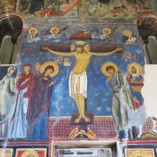 聖母教会内の『ストゥデニツァの十字架』のフレスコ画が有名。