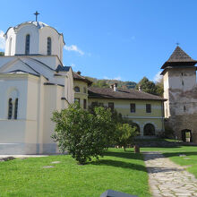 王の教会（画像左）と、西側の門を兼ねた鐘楼。