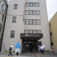 こじんまりとした5階建てのホテル