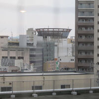 変な形をした建物はNAKASANというモールらしい