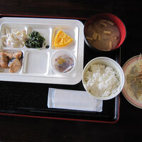 朝食はシンプルなバイキング