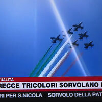 テレビでは旧市街上空を飛んだサンニコラ祭のお祝の様子を伝えて
