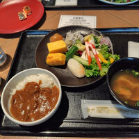 朝食に頂いた牛タンカレーとスムージーは特に美味しかったです。