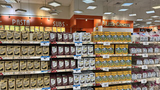 24時間営業のスーパーです。お土産もお買い得です。